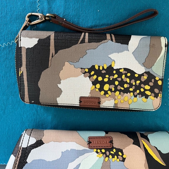 Fossil Crossbody and Wristlet Wallet - Picture 6 of 12